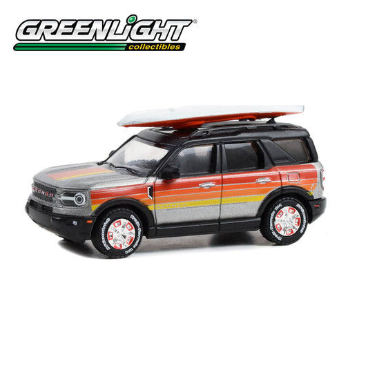 GREENLIGHT 2022 Ford Bronco Sport Outer Banks - Free Wheelin' Bronco Sport with Rooftop Kayak 1:64 - 30417