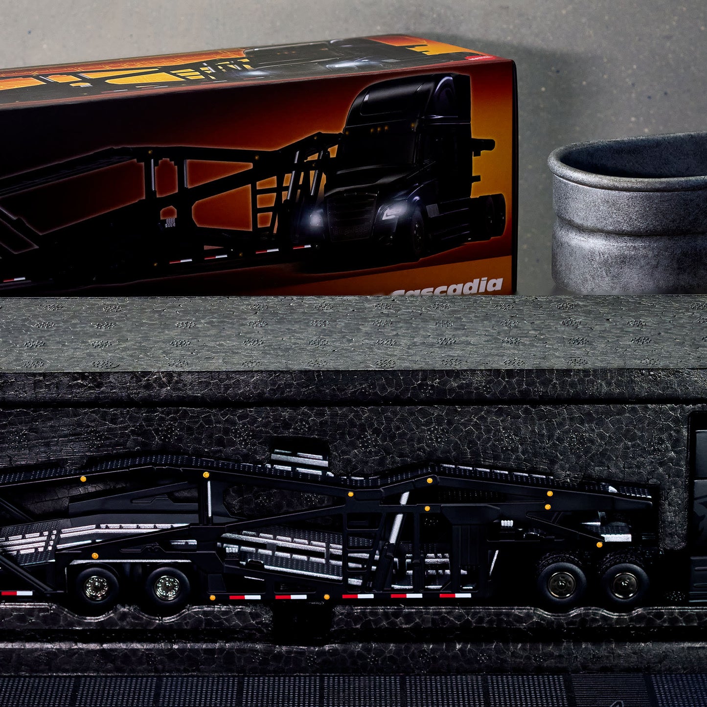 HOT WHEELS Elite 64 Series Freightliner Cascadia 1:64 - HNJ63