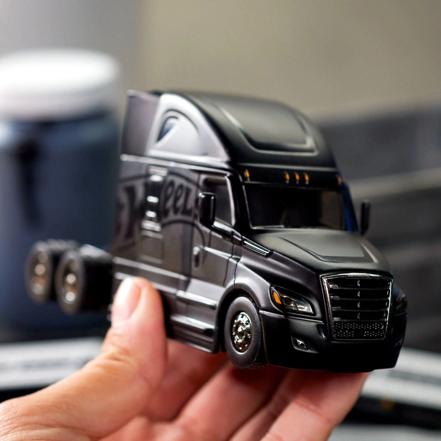 HOT WHEELS Elite 64 Series Freightliner Cascadia 1:64 - HNJ63