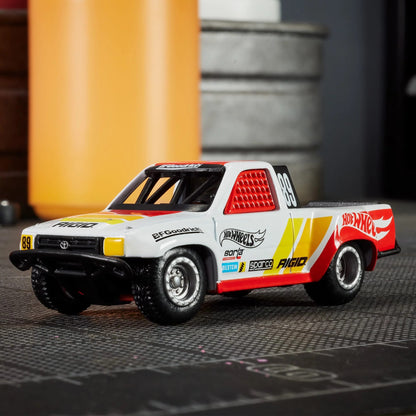 HOT WHEELS Elite 64 1989 Toyota HiLux Stadium Truck 1:64 - HWR90