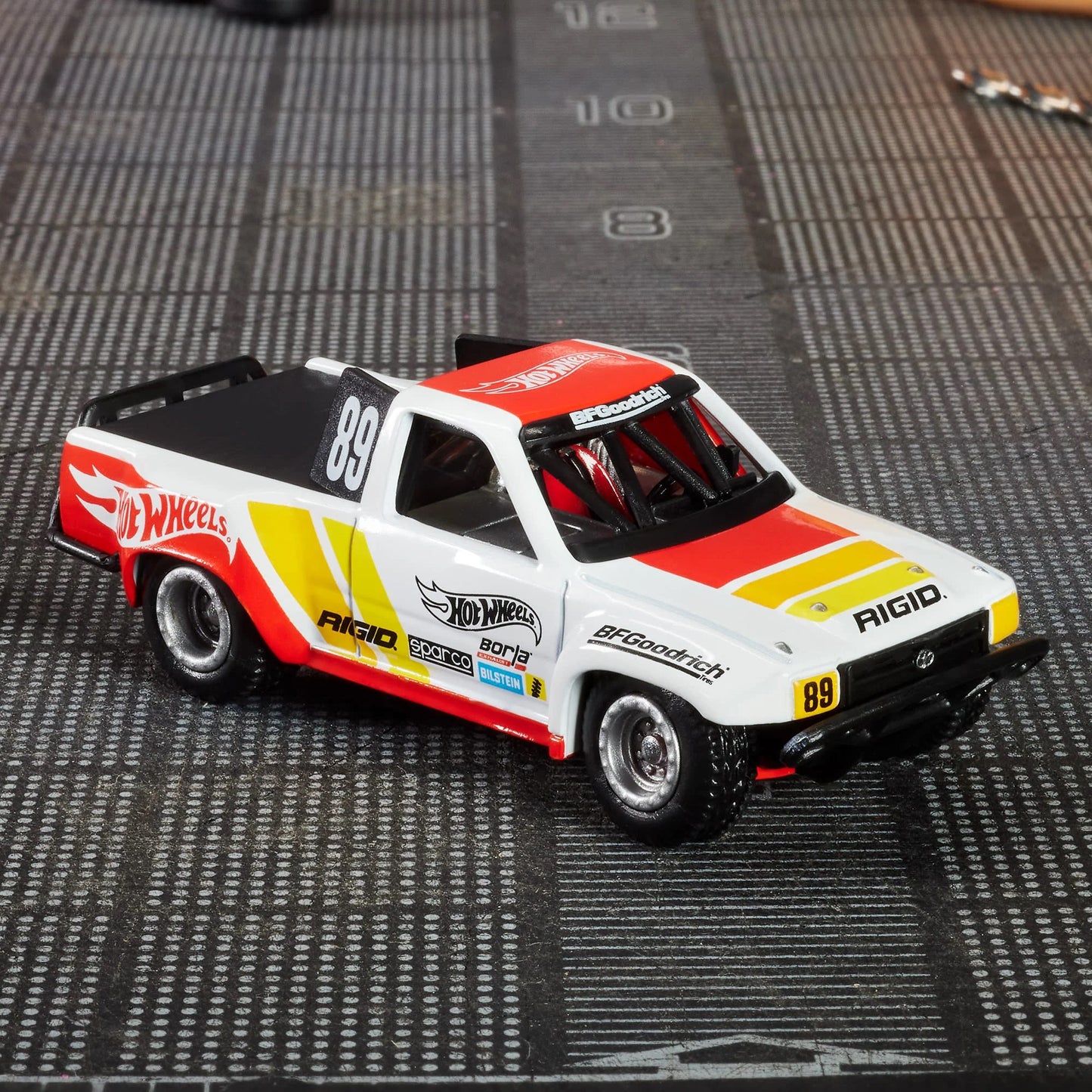 HOT WHEELS Elite 64 1989 Toyota HiLux Stadium Truck 1:64 - HWR90