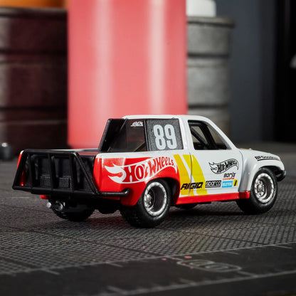 HOT WHEELS Elite 64 1989 Toyota HiLux Stadium Truck 1:64 - HWR90