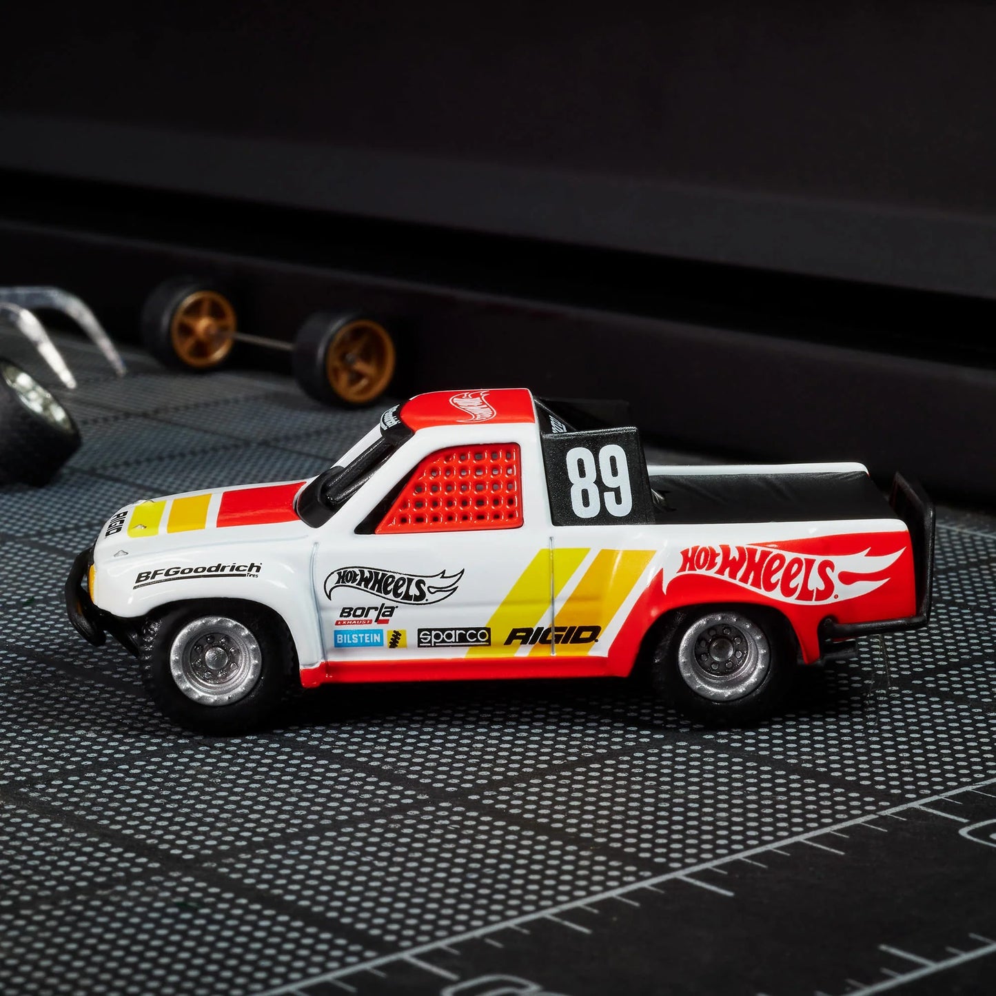 HOT WHEELS Elite 64 1989 Toyota HiLux Stadium Truck 1:64 - HWR90